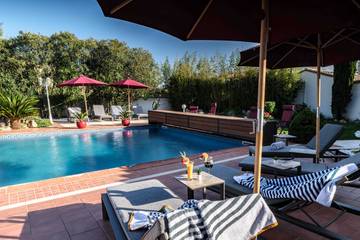 Gîte pour 2 personnes, avec jardin et piscine à Théza