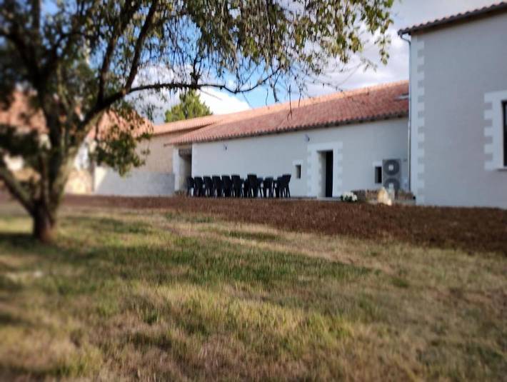 Location de vacances pour 15 personnes, avec jardin à Lhommaizé - 3