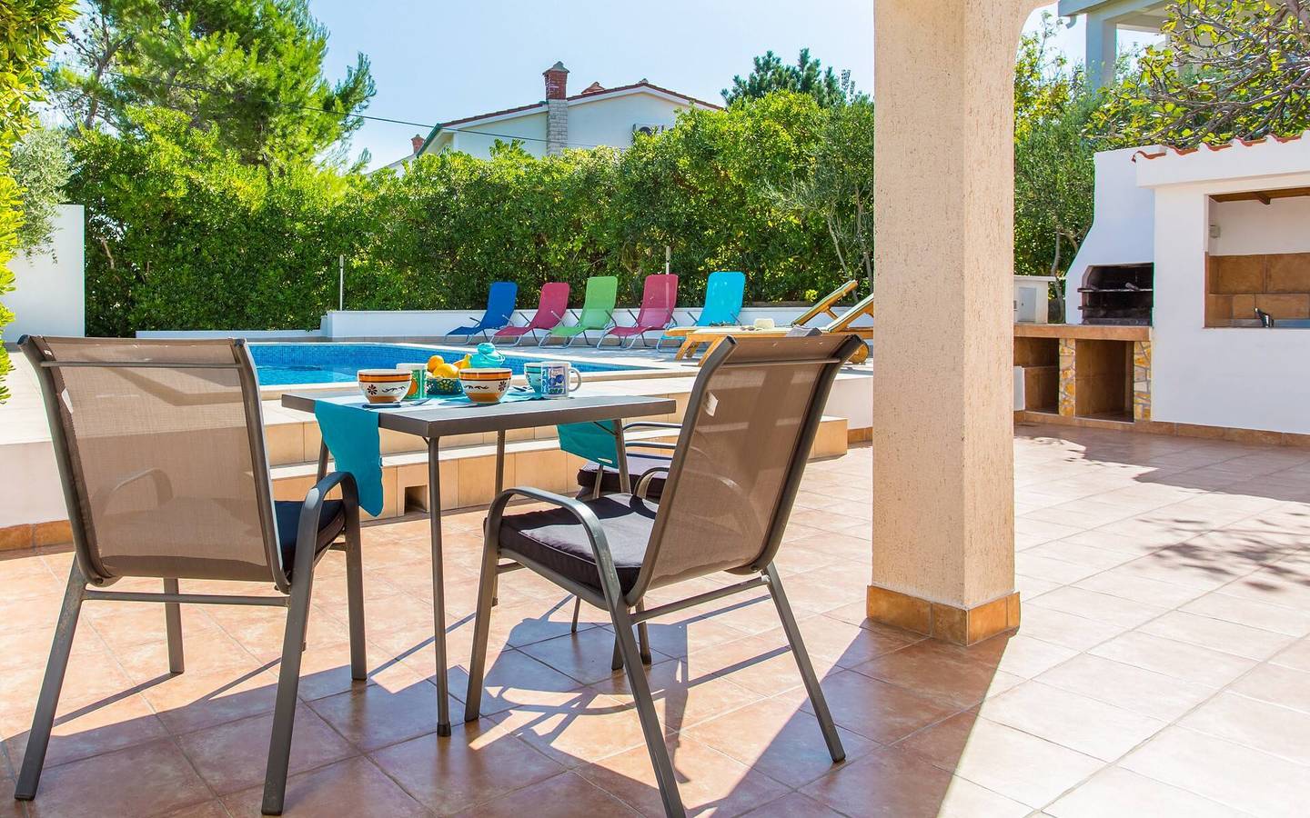Ganze Wohnung, Apartment Zeljko - mit Pool, 200 m vom Meer, ein Schlafzimmer, überdachte Terrasse, privater Parkplatz, Grill, Außendusche, Sonnenliegen in Silo (Krk), Krk