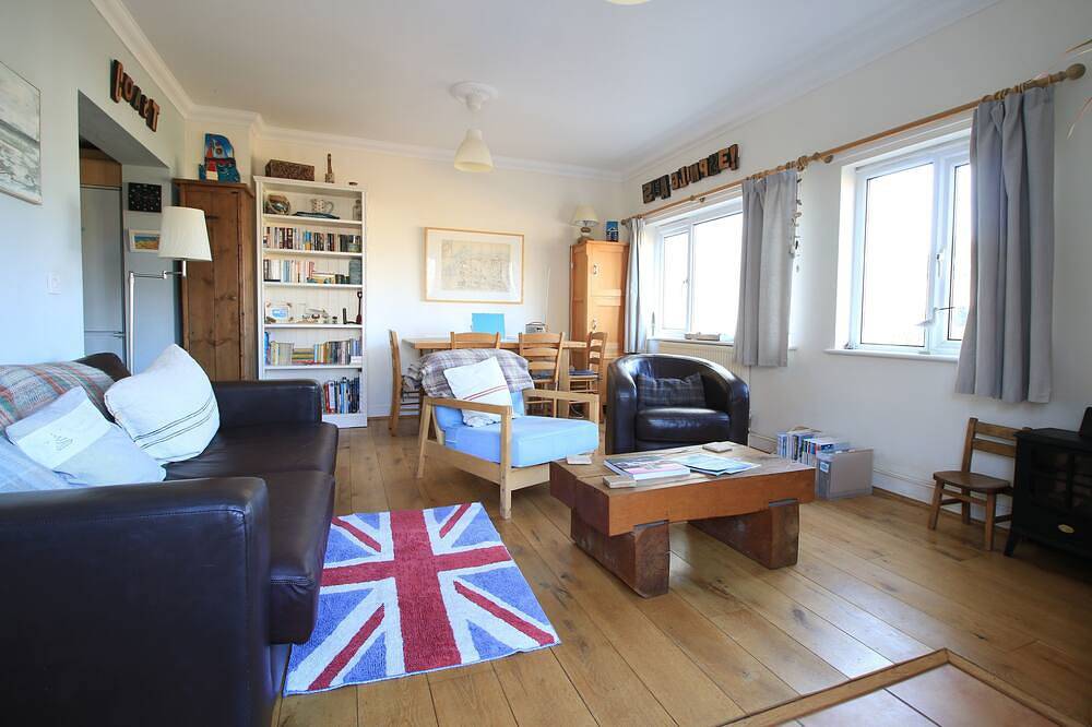 Entire apartment, Sea-Glimpse, Old Hunstanton, contemporary apartment + beach hut 500-yards to sea in Old Hunstanton, Norfolk Coast