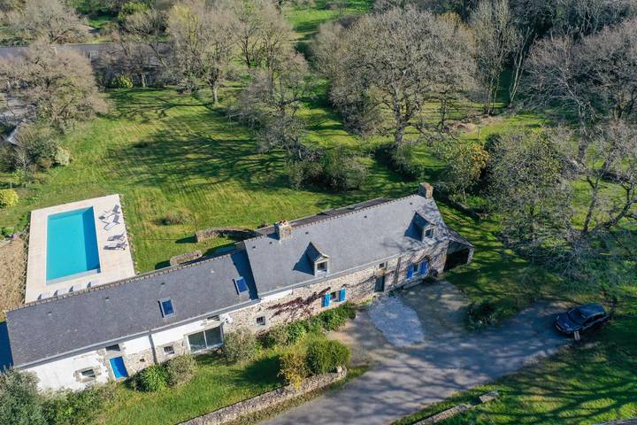 Gîte pour 12 personnes, avec terrasse ainsi que piscine et jardin à Ambon - 2