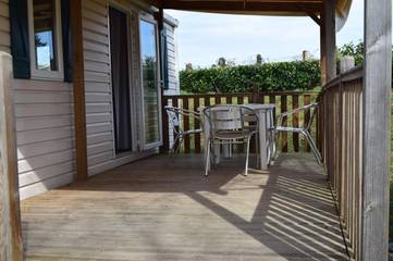 Gîte pour 4 personnes, avec vue sur le lac ainsi que terrasse et vue à Ladignac-le-Long