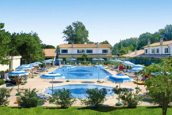 Ferienwohnung für 6 Personen, mit Terrasse und Kinderpool sowie Pool