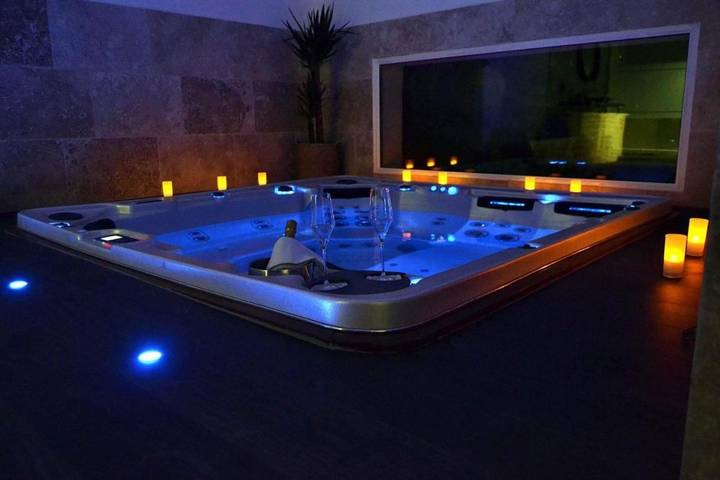 Chambre d’hôte pour 2 personnes, avec piscine et sauna ainsi que jardin et vue