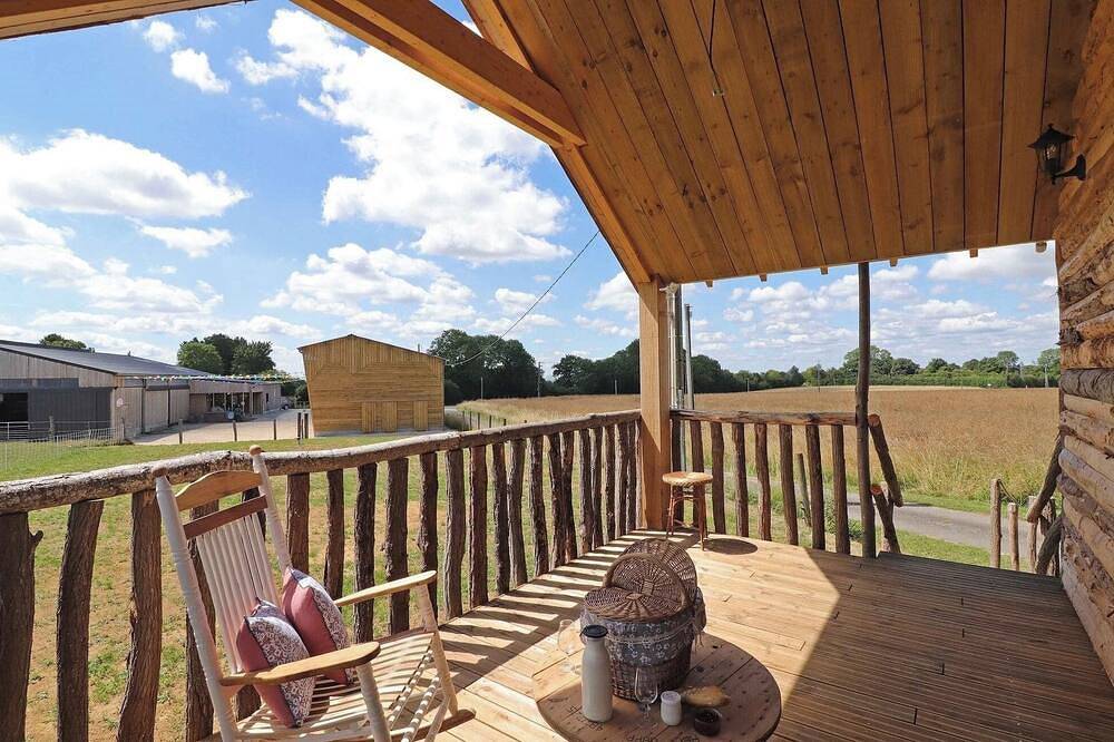 Les chèvres de Jabi cabane sur pilotis in Trémont, Région d'Alençon