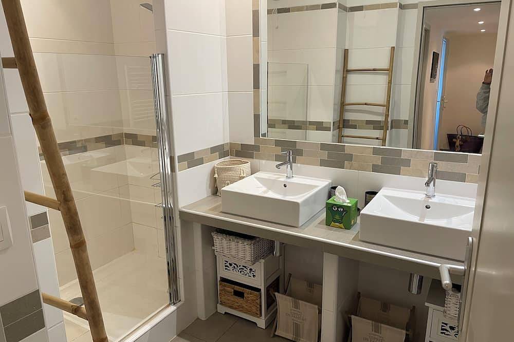 Appartement entier, Appartement dans résidence avec piscine et gardien, plage à pied in Pinarellu, Zonza