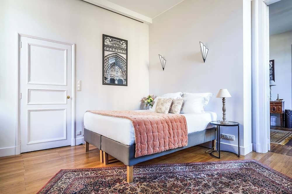 Entire apartment, Refined Apartment with Cathedral View and Garden in Tours, Tours region