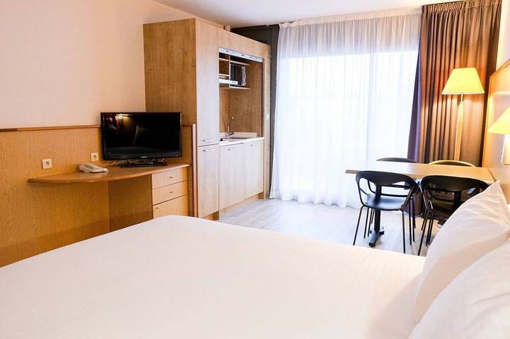 Gîte pour 2 personnes, avec Balcon ainsi que Jardin et Piscine dans Thalazur - 2