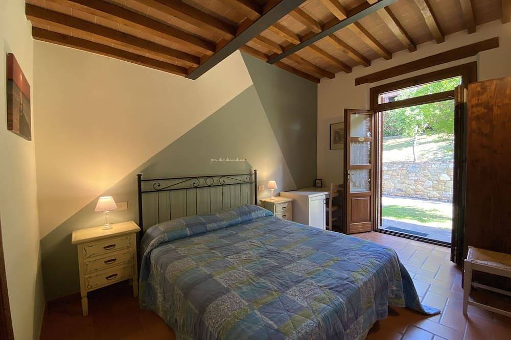 Entire apartment, Private bedroom with Wi-fi and swimming pool in Paciano, Perugia Province