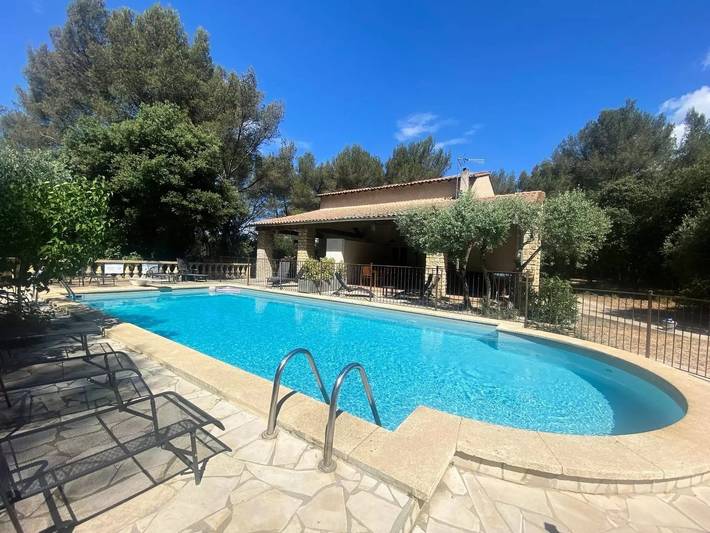 Location de vacances pour 5 personnes, avec piscine et jardin à Grans