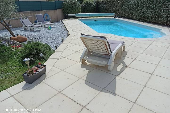 Location de vacances pour 4 personnes, avec Jacuzzi ainsi que Jardin et Piscine à La Baume-de-Transit