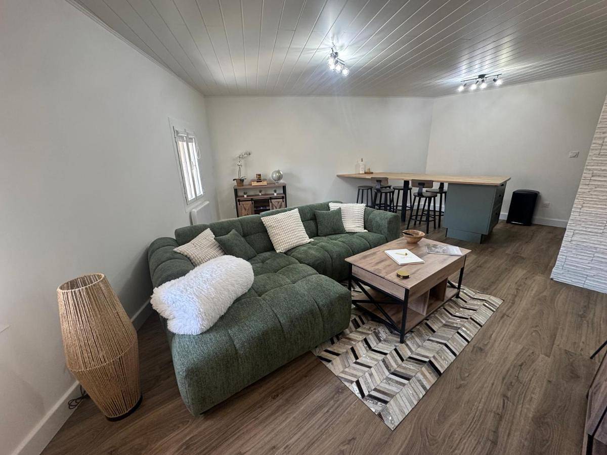 Appartement entier, Two-Bedroom Apartment in Pont-du-Château, Région de Clermont-Ferrand