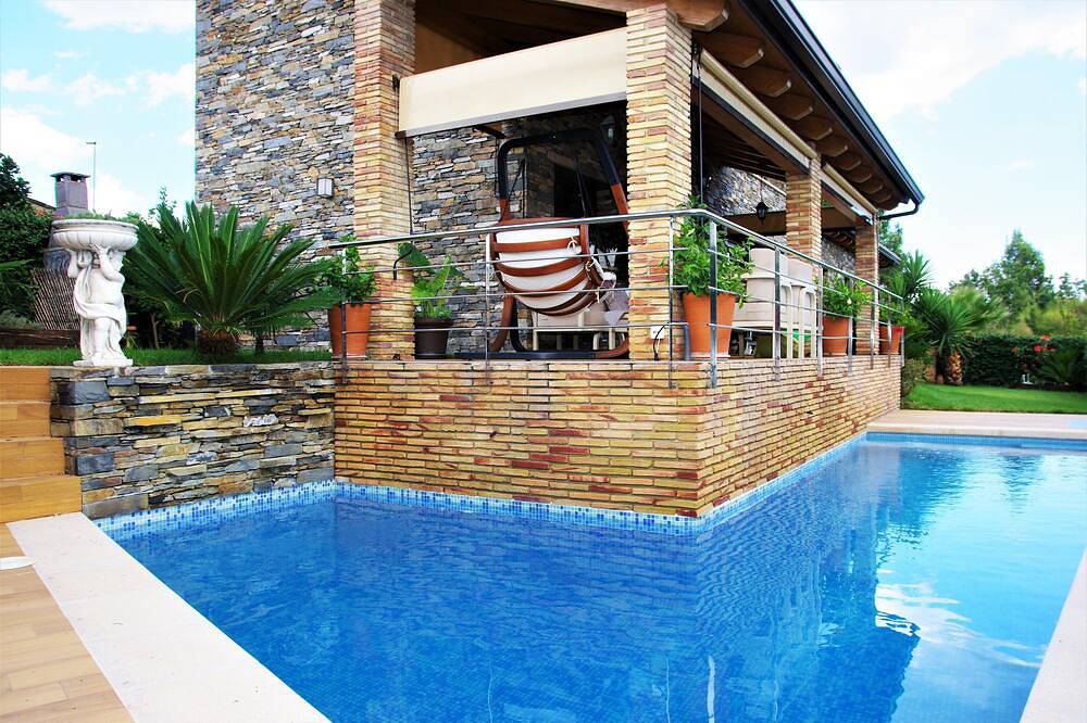 Newly built house luxury finishes 3 floors 145 meters and pool in Santa Cristina d'Aro, Costa Brava