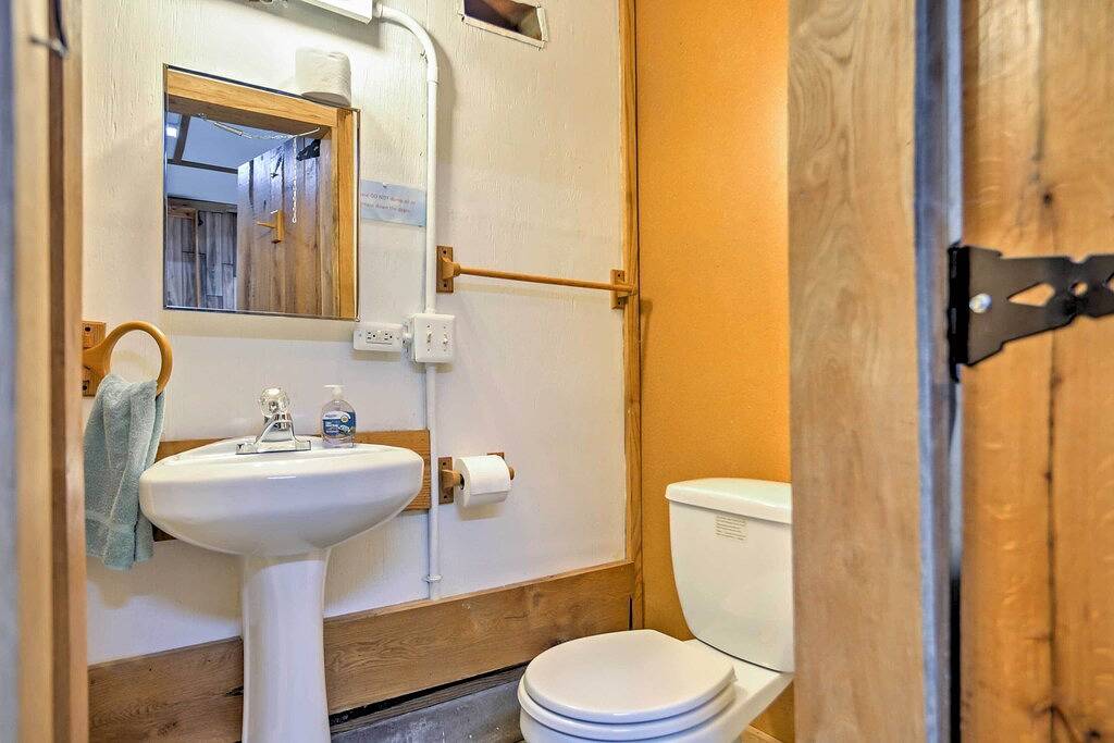 Rustikale Taswell-Kabine mit bewaldeten Ansichten - Gehen Sie zum See! in Patoka Lake