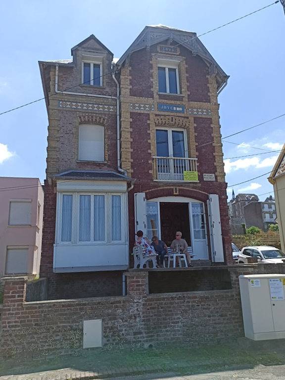 Appartement entier, 14.1* Appt 1er étage - Villa Joyeuse 2* face mer- parking privé in Ault, Région d'Abbeville