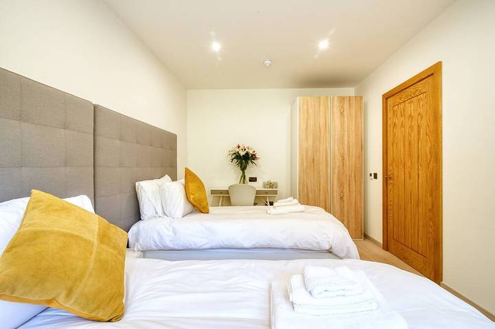 An Caisteal chalet sleeps up to 8 guests  in 4 bedrooms with loch, mountain and waterfall view. in Stirling und Umgebung