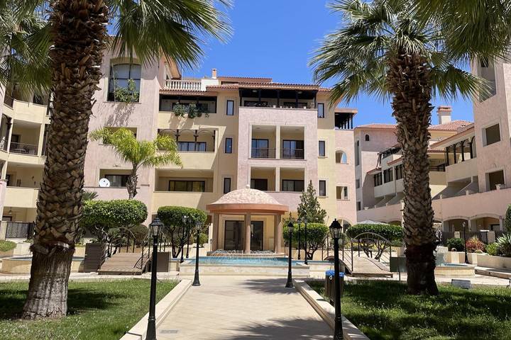 Ferienwohnung für 4 Personen, mit Balkon und Terrasse sowie Garten und Pool in Paphos