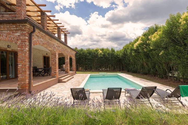 Vacation house for 8 people, with pool and yard as well as balcony - 1