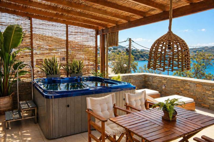 Gîte pour 3 personnes, avec Balcon et Jacuzzi ainsi que Terrasse et Vue dans Finikas - 2