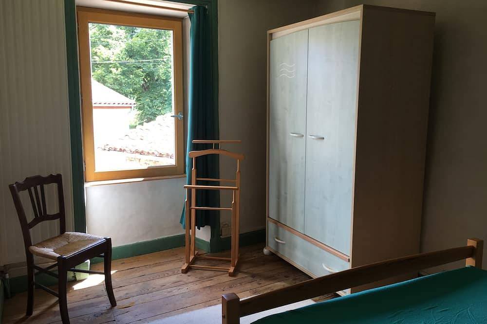 Gîte 100 m2  avec terrain clos,  ballades à partir du hameau secteur Issoire in Saint-Jean-Saint-Gervais, Parc Naturel Régional Livradois-Forez