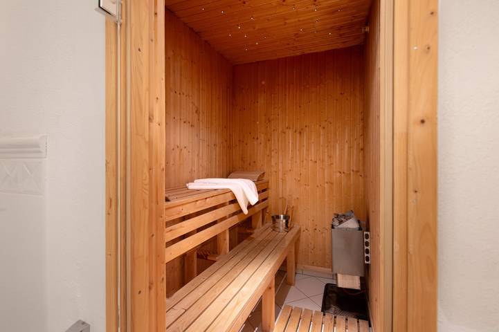 Entire apartment, Apartment 'Gut Rattelvitz - Parterre Mitte' with Sea View, Private Terrace and Wi-Fi in Gingst, Ruegen