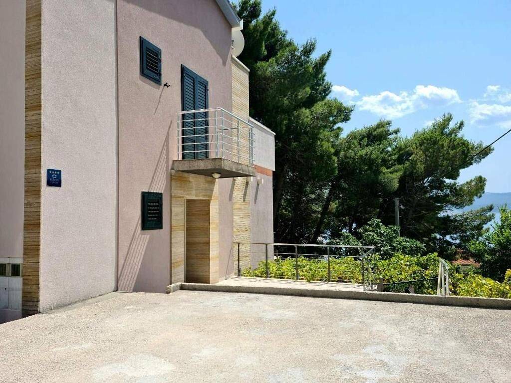 House Pine tree in Lokva Rogoznica, Split-Dalmatien