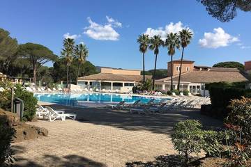 Gîte pour 2 personnes, avec piscine ainsi que jacuzzi et jardin dans Golf et Tennis Club de Valescure