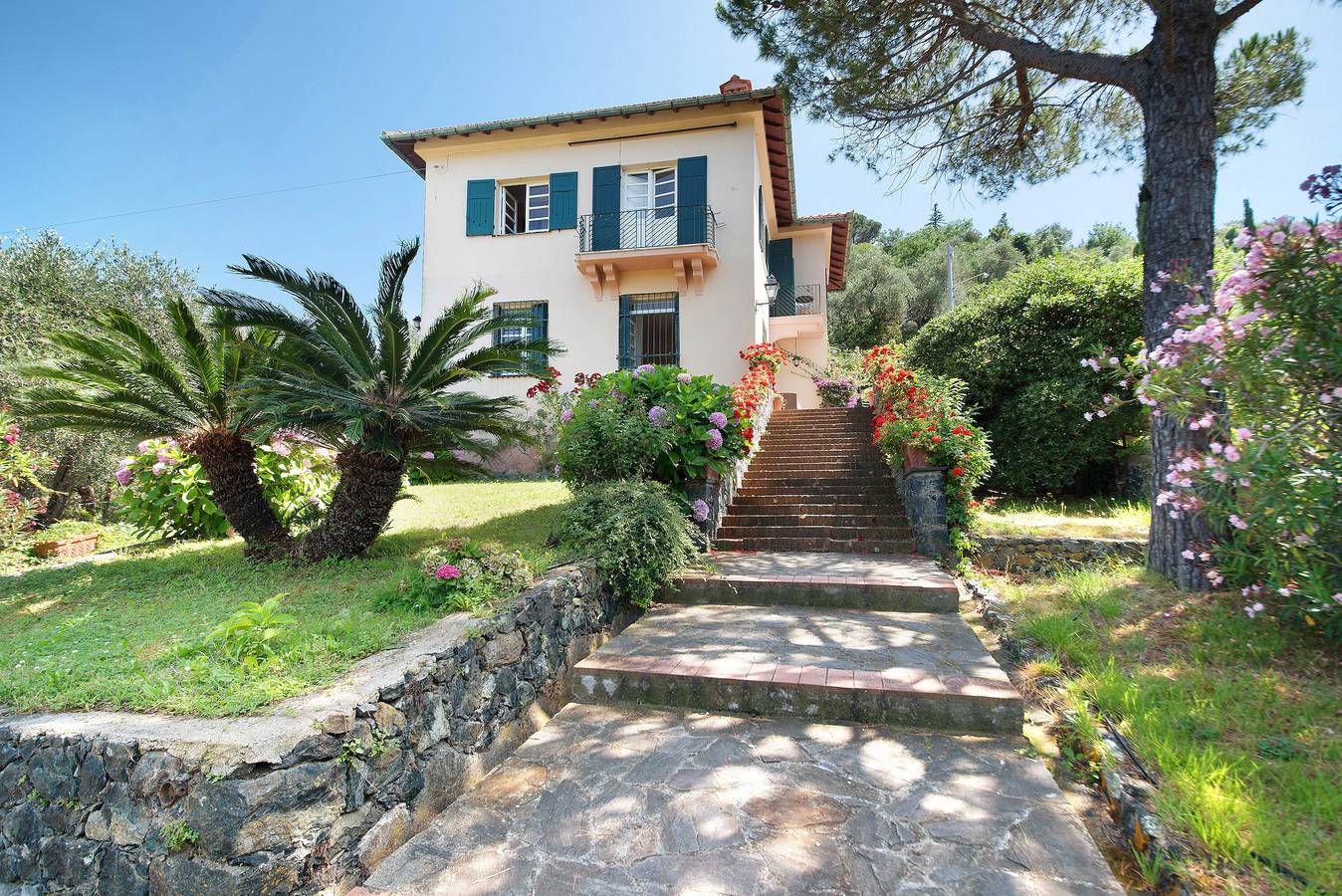 Villa 'Mesco' with Mountain View, Private Pool and Wi-Fi in Levanto Kommune, Riviera di Levante