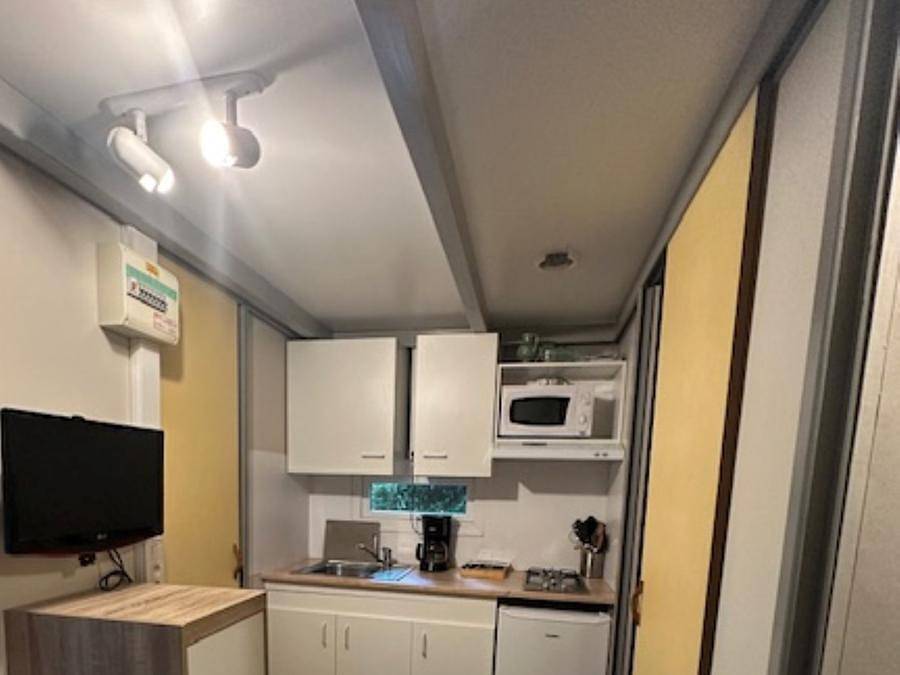 Flower Camping De la Plage - Chalet 4 persons - Confort 27m² 2 bedrooms + covered terrace 7m² - Tv 4 pers in Saint-Cirq-Lapopie, Causses du Quercy Regional Nature Park