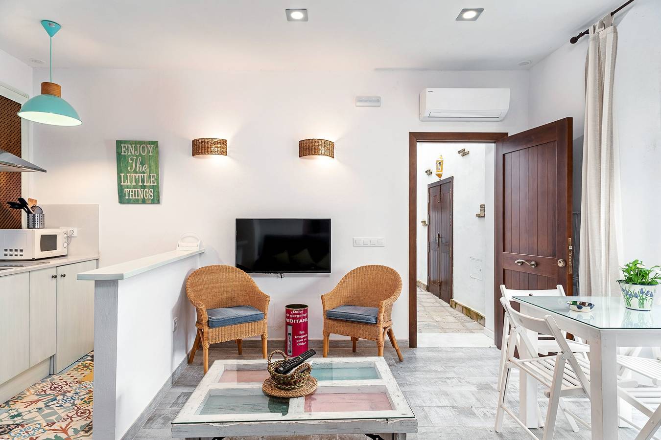 Entire apartment, Modern Apartment "Girasol" in Great Location with Air Conditioning & Terrace in Vejer De La Frontera, Costa De La Luz