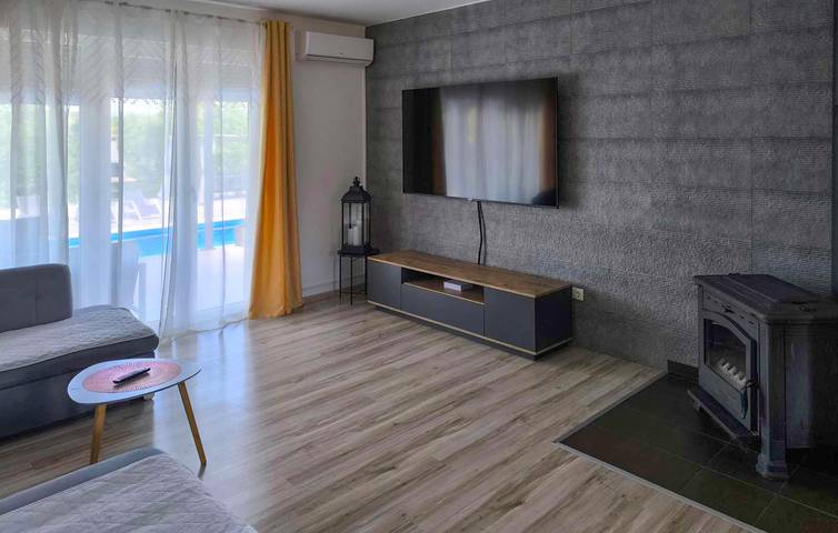Gemütliche 2-Zimmer-Wohnung mit Pool und Terrasse, 1,5 km vom Fluss Ričina entfernt in Imotski, Makarska Riviera