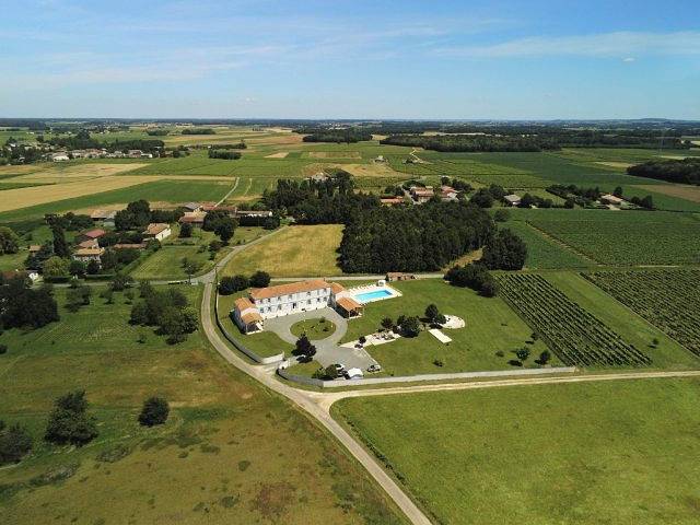 Gîte pour 26 personnes, avec piscine ainsi que jardin et terrasse, animaux acceptés