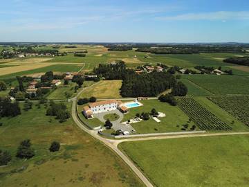 Gîte pour 26 personnes, avec jardin ainsi que terrasse et piscine, animaux acceptés à Saint-Quantin-de-Rançanne