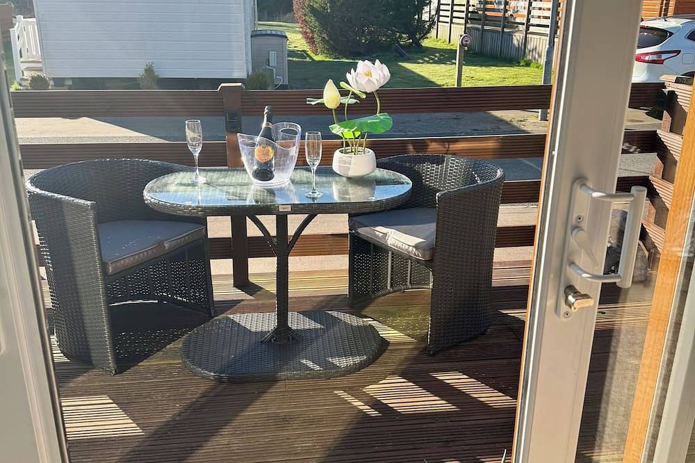 Patricia's Lodge, luxury lodge with private hot tub, Felmoor Park in Morpeth, Northumberland