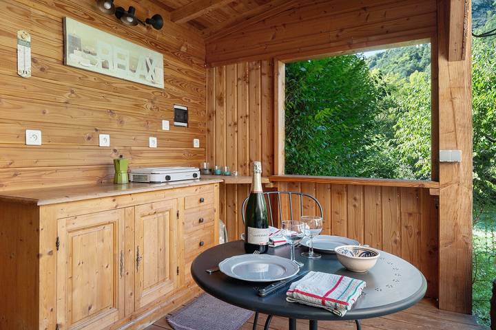 Maison d'hôtes Les Baladins : vue montagne, terrasse privée, Wi-Fi, ouverte toute l'année in Romeyer, Parc naturel régional du Vercors