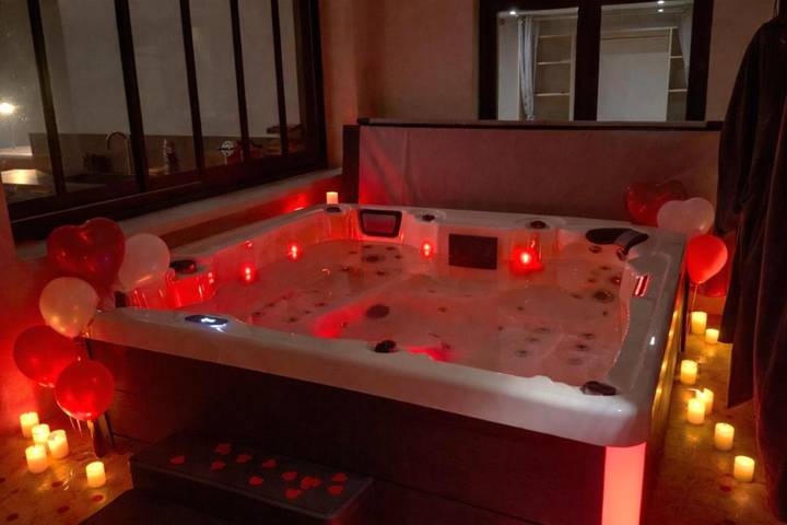 Location de vacances pour 6 personnes, avec jacuzzi et sauna ainsi que jardin et terrasse à Branne - 2