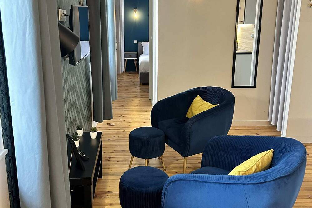 Entire apartment, 2-person air-conditioned 1-bedroom apartment near Aïga Resort Puy de Pariou 200 in Châtel-Guyon, Volcans d'Auvergne Regional Nature Park