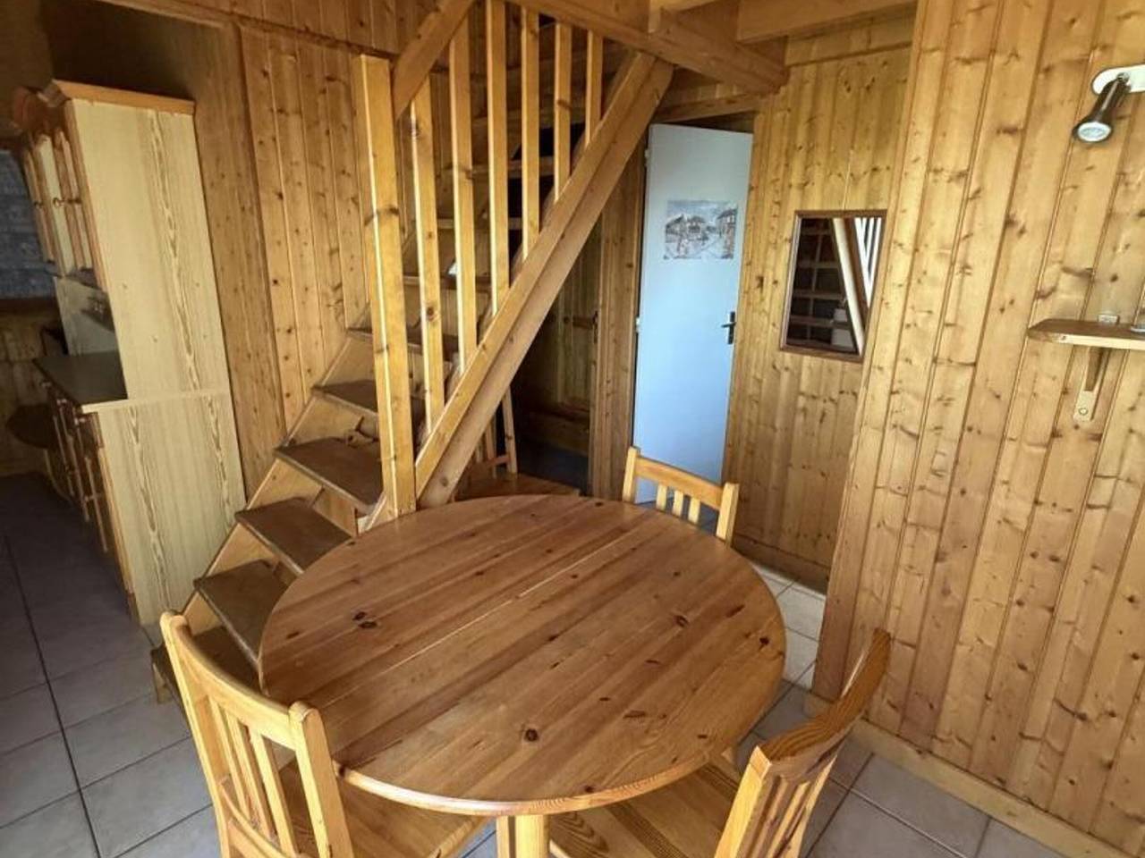 Chalets indépendants avec terrasse et jeux pour enfants à Mesples in Mesples, Région de Montluçon