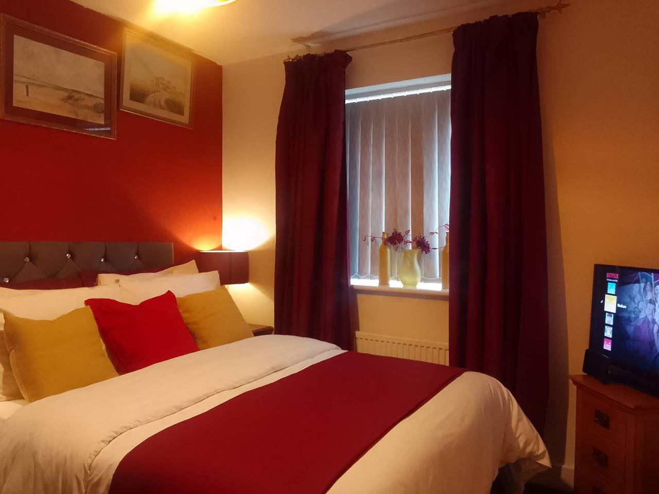 Entire vacation apartment, 4 Bedroom, Sleeps 10, Pets, Parking, Ev Charging in Walsall, Birmingham Area