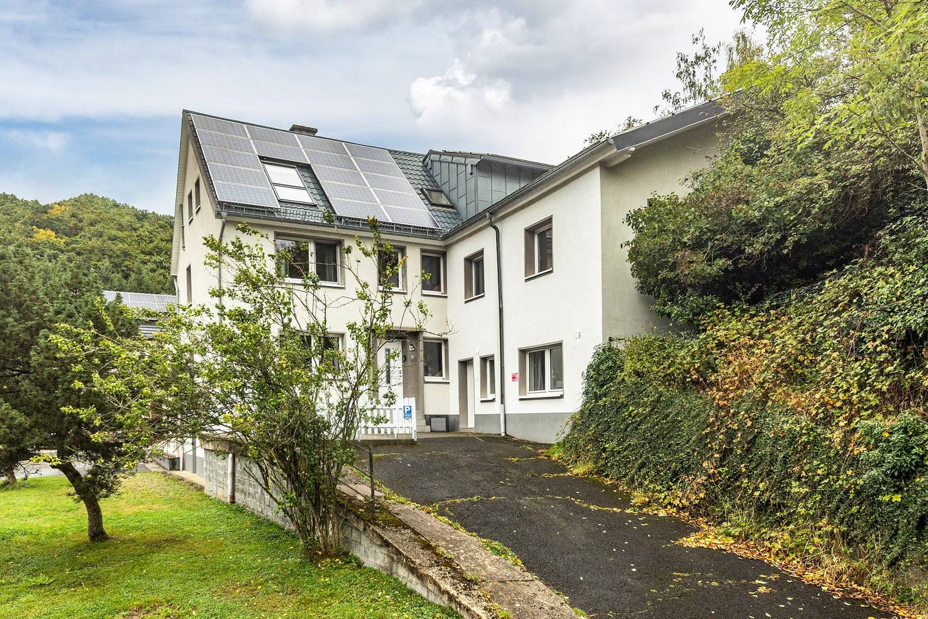 Großes Ferienhaus 'Engelsdorf' mit privater Terrasse und Wi-Fi in Zweifelscheid, Eifelkreis Bitburg-Prüm