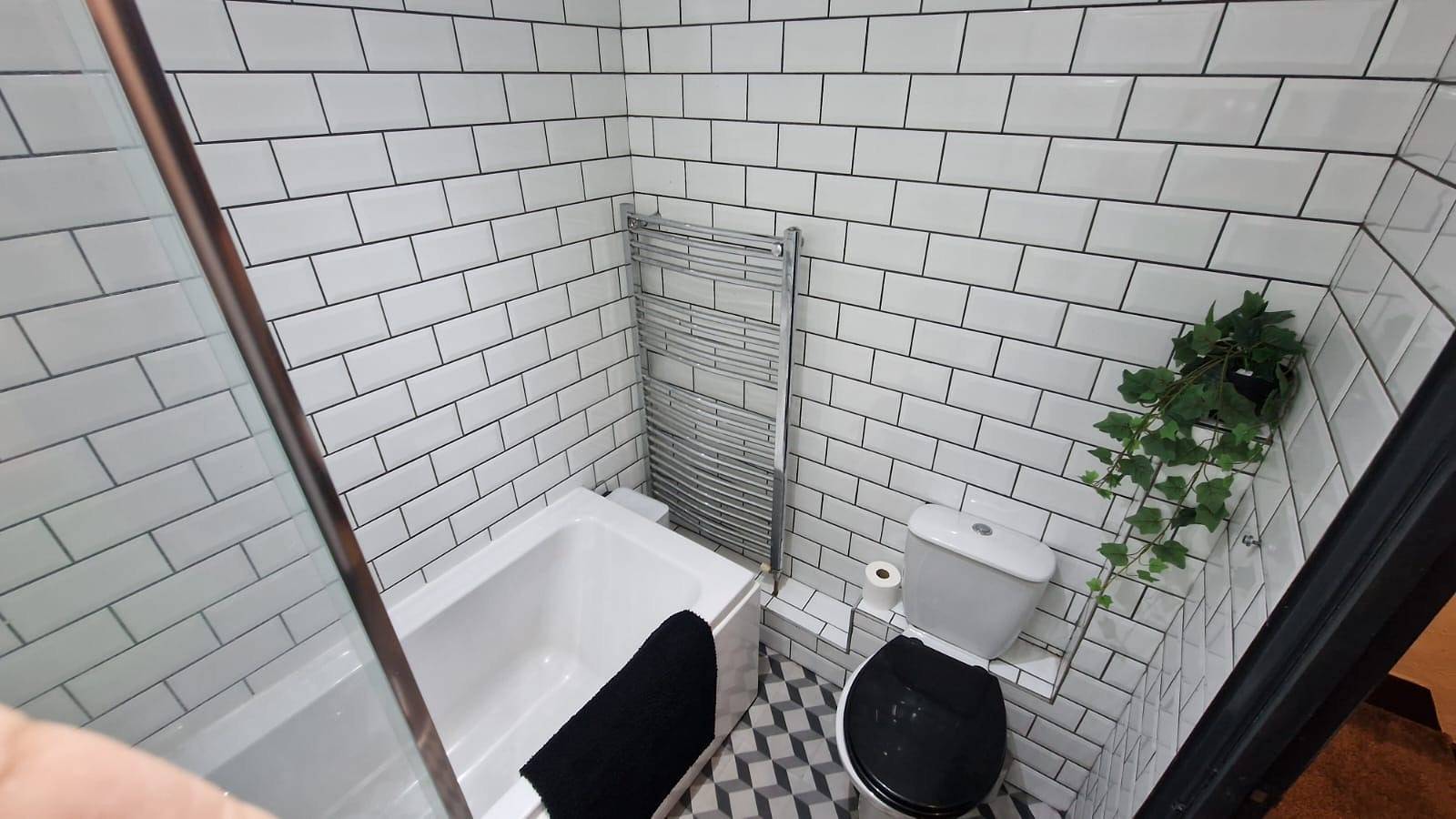 4 Bed House - Sleeps 8 - Garden - Parking - Wifi in Sandwell, Birmingham Area