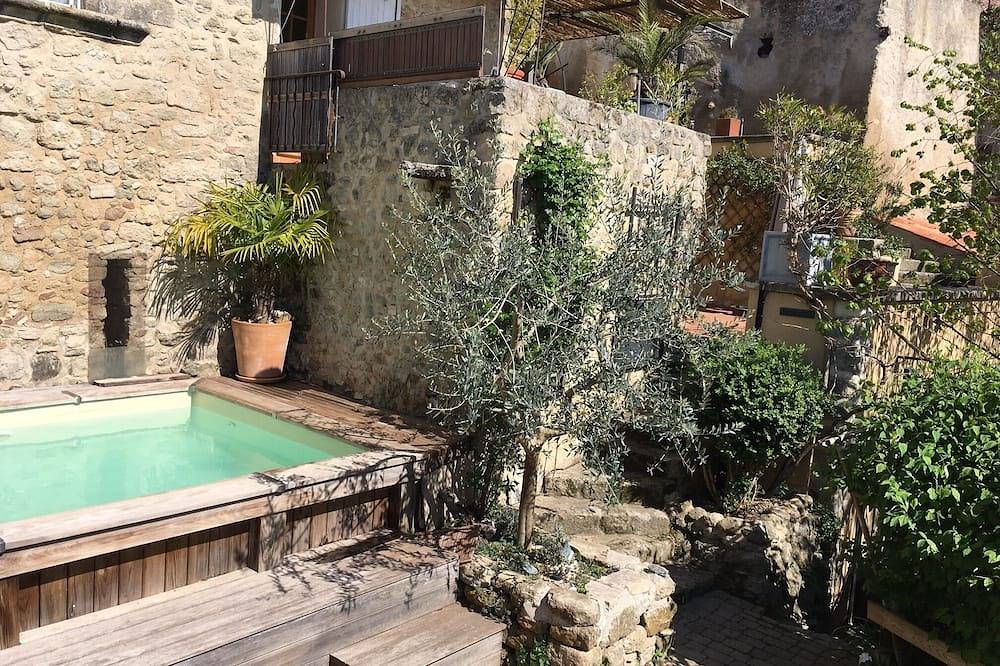 Grande maison de village avec piscine sud Luberon in Grambois, Parc naturel régional du Luberon