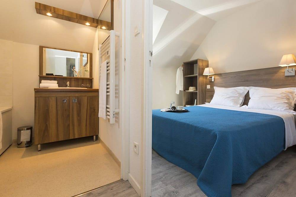 Appartement entier, Maisonnette Spacieuse + Terrasse | Accès Piscine in Le Tronchet, Région de Saint-Malo
