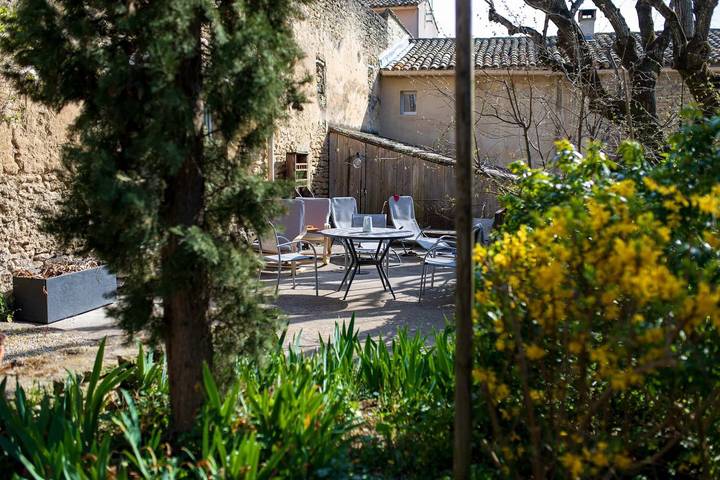 Gîte pour 2 personnes, avec piscine ainsi que jardin et terrasse