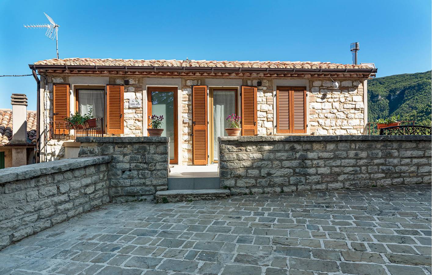 Holiday home for 4 people with hot tub in Fabriano, Ancona Province