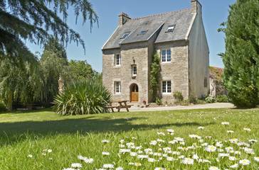 Gîte pour 12 personnes, avec jardin ainsi que terrasse et jacuzzi, animaux acceptés à Plouégat-Moysan