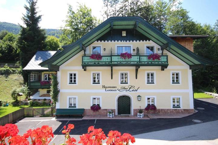 Hotel, mit Terrasse und Garten sowie Pool und Sauna in St. Gilgen