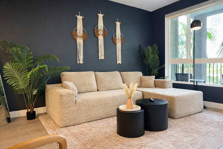 Vacation rental for 3 people, with yard and balcony as well as pool, kid friendly in Santa Ana