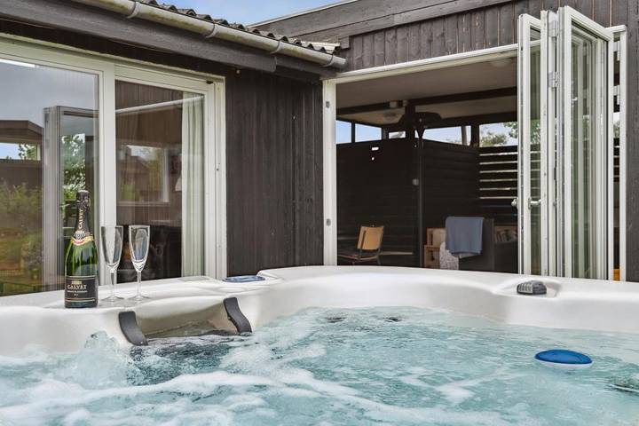 Geräumiges und gepflegtes Ferienhaus auf erhöhter Naturgrund mit schönem Blick über die Ebeltoft Bucht in Egsmark Strand, Süddjursland