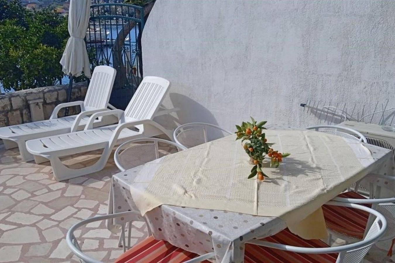 Ganze Wohnung, 2-Zimmer-Ferienwohnung mit Terrasse und Meerblick Drvenik Veliki A-23892-a in Drvenik Veliki, Drvenik Mali und Veli
